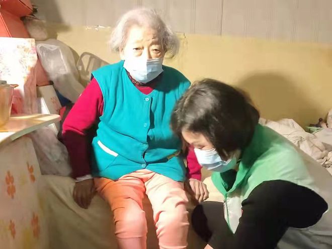 医疗软件家政护理员和老人并肩抗疫
